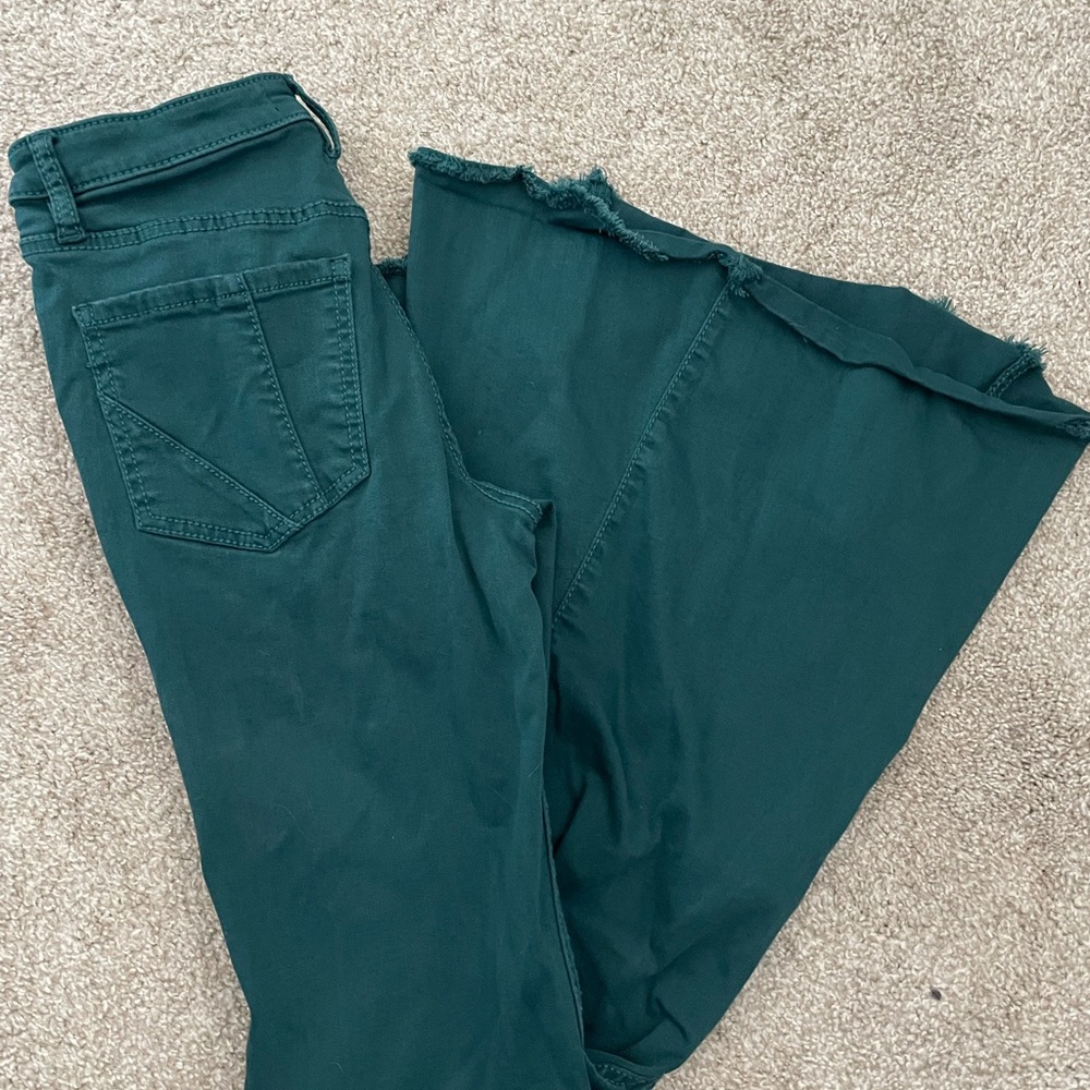Super flared! High waisted jeans.